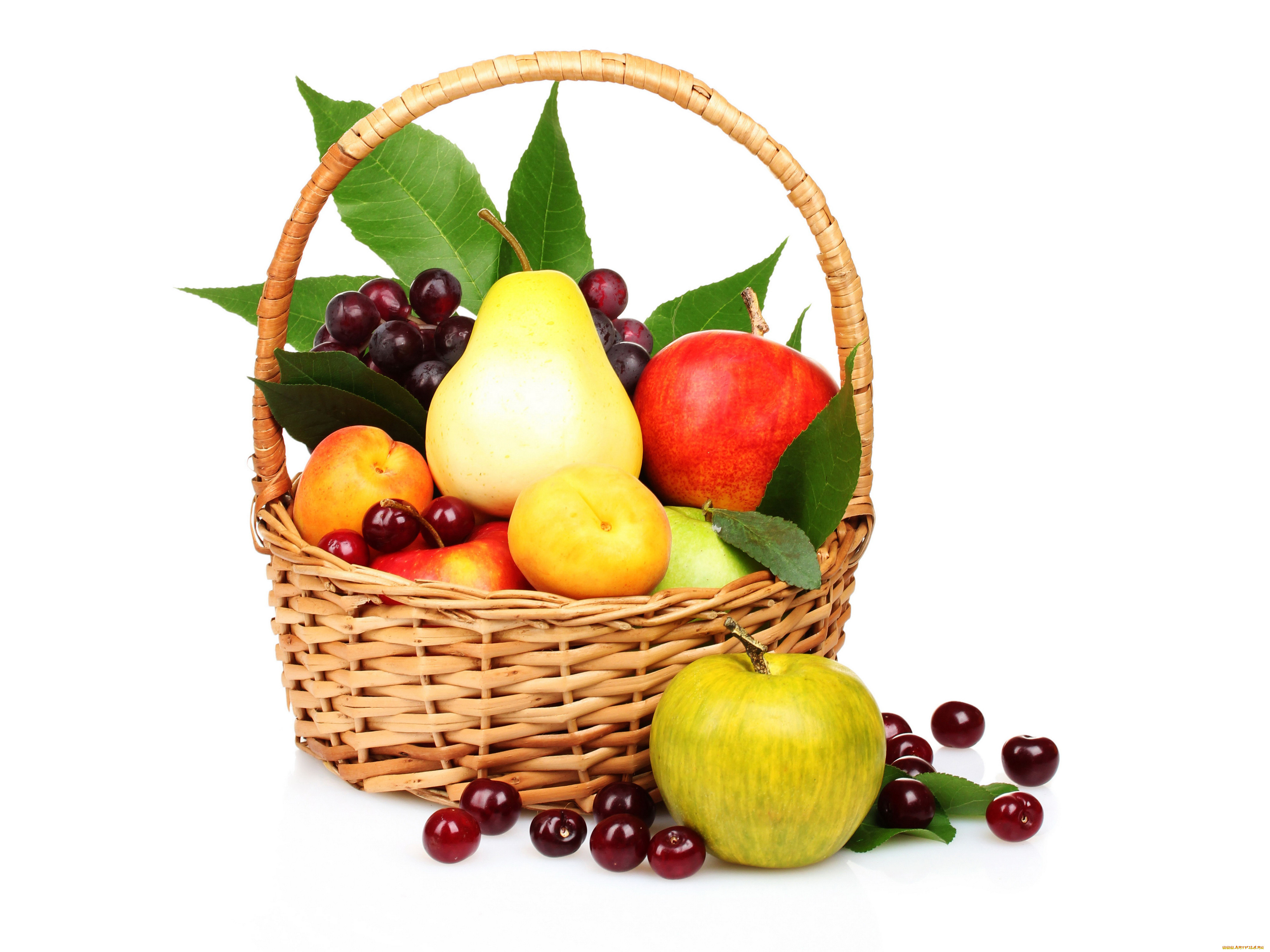Корзина с фруктами и ягодами